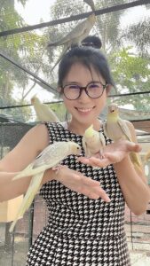 美女与玄凤鹦鹉-鹦鹉网